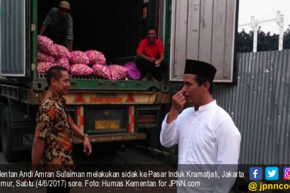 Mentan Amran Sidak ke Pasar, Pastikan Stok Bawang Putih Aman - JPNN.COM