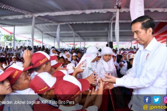Serahkan KIP, Jokowi Berbagi Strategi Belajar Masa Kecil - JPNN.COM