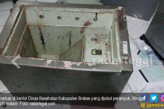 Satroni Kantor Dinkes, Kawanan Rampok Gondol Rp 400 Juta - JPNN.COM