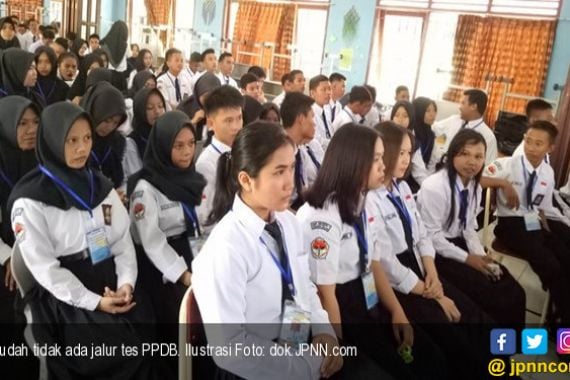 Anak Pasutri Tunanetra di Semarang Dapat Beasiswa hingga Lulus SMA - JPNN.COM