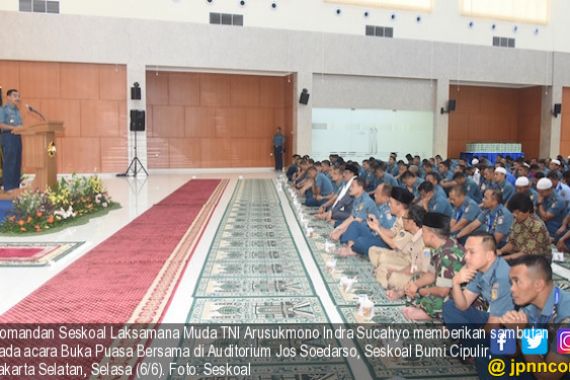 Komandan Seskoal Buka Puasa Bersama Anggota, Pasis dan Warga Sekitar - JPNN.COM