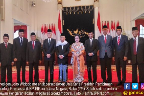 Pakai Kebaya Oranye, Megawati Tersenyum Usai Dilantik Jokowi - JPNN.COM
