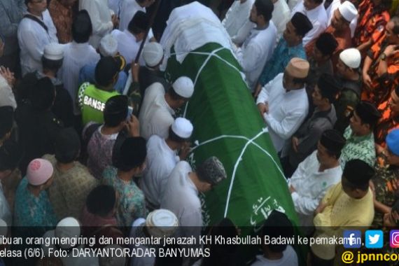 Ribuan Orang Antar Pemakaman Jenazah Ulama Penyejuk Umat - JPNN.COM