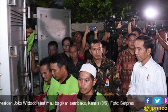Sebelum Pulang ke Istana, Jokowi Bagikan Sembako di Bogor Utara - JPNN.COM
