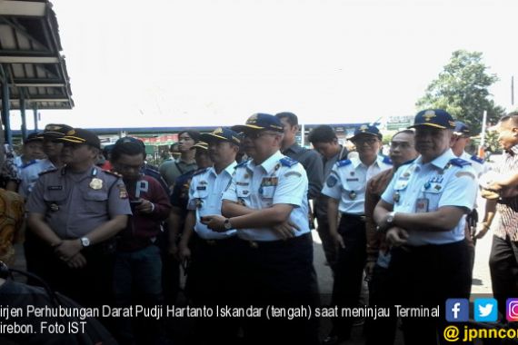 Tinjau Terminal Cirebon, Dirjen Darat: Tindak Dulu, Jangan Main Jalan Saja - JPNN.COM
