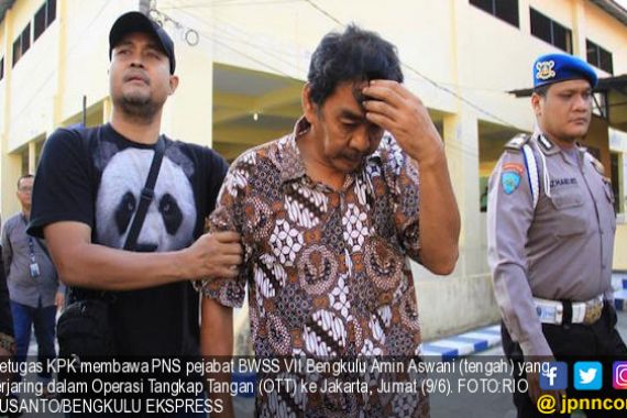 Resmi Tersangka, Jaksa dan Penyuap Dibawa ke Jakarta - JPNN.COM