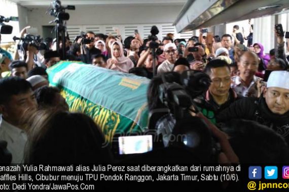 Tangis Sahabat Warnai Prosesi Pemakaman Jupe - JPNN.COM