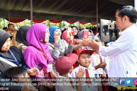 Presiden Jokowi Cek Langsung Pencairan Bansos PKH di Ciamis - JPNN.COM