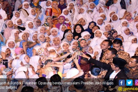 Santri Ponpes Histeris Melihat Pak Jokowi - JPNN.COM