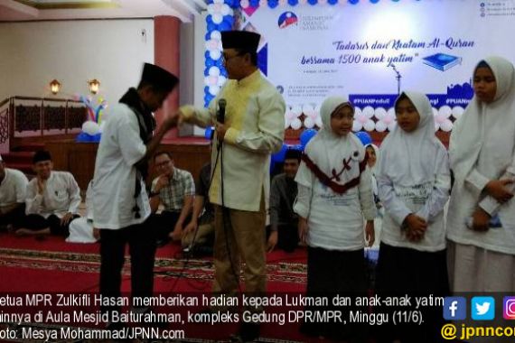 Hadiri Tadarus Alquran 1.500 Anak Yatim, Ketua MPR Bagi-bagi Hadiah - JPNN.COM