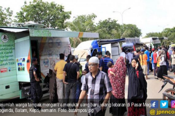 Lihat Nih, Ratusan Warga Antre Demi Uang Baru - JPNN.COM