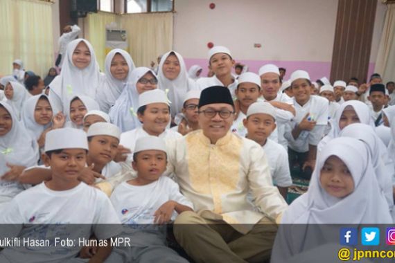 Zulkifli Hasan: Lebaran Bentuk Harapan Umat Muslim Kembali ke Fitrah - JPNN.COM