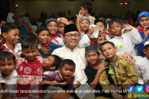 Kumpul Bareng Yatim Piatu di At Tin TMII, Zulkifli Teringat Ibunda yang Telah Tiada - JPNN.COM