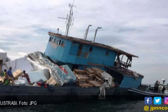 Kapal Tenggelam di Perairan Sumba: 2 Selamat, 4 Dalam Pencarian - JPNN.COM
