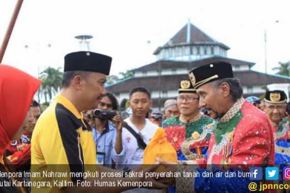 Menpora Berkaca-Kaca Menerima Pesan Tetua Adat Kukar - JPNN.COM