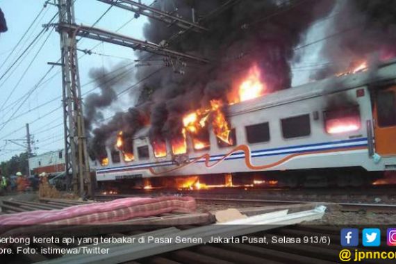 Mobil Bak Tabrak Kereta Api, Dua Orang Tewas Terbakar - JPNN.COM