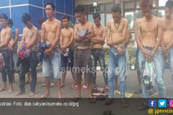 20 Terduga Preman yang Terjaring Razia Dijemur di Mako Polda Sumsel - JPNN.COM