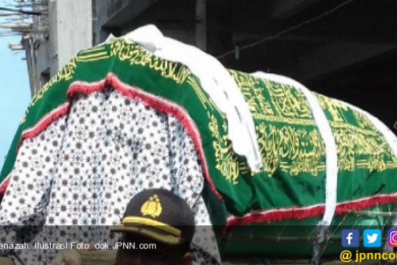 Pak RT Jatuh dari Pohon Akasia saat Kerja Bakti, Innalillahi - JPNN.COM