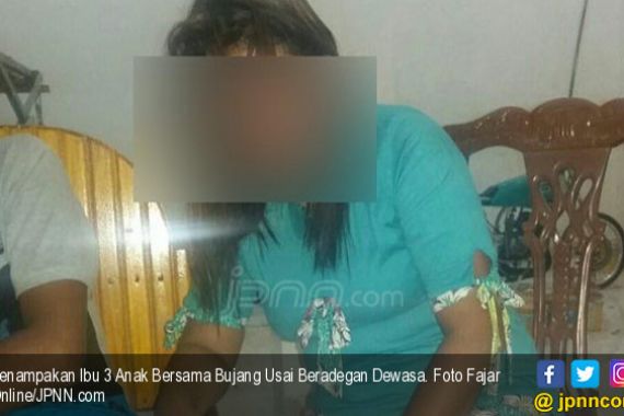 Penampakan Ibu 3 Anak Bersama Bujang Usai Beradegan Dewasa - JPNN.COM