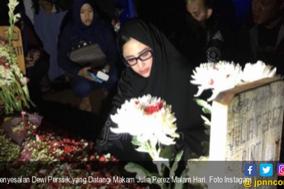 Penyesalan Dewi Persik yang Datangi Makam Julia Perez Malam Hari - JPNN.COM