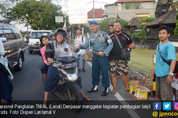 Lanal Denpasar Bersama Honda CB Club Bagi Takjil Gratis - JPNN.COM
