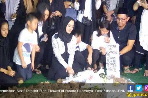 Permintaan Maaf Terakhir Ririn Ekawati di Pusara Suaminya - JPNN.COM