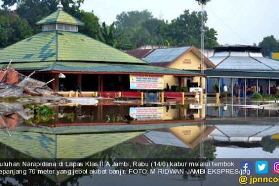 Gubraaak, Tembok Lapas Roboh Diterjang Banjir, Puluhan Napi Melarikan Diri - JPNN.COM