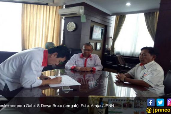 Ridwan Kamil Masuk ke Ruang Ganti Persib, Seskemenpora Minta PSSI Tegas - JPNN.COM