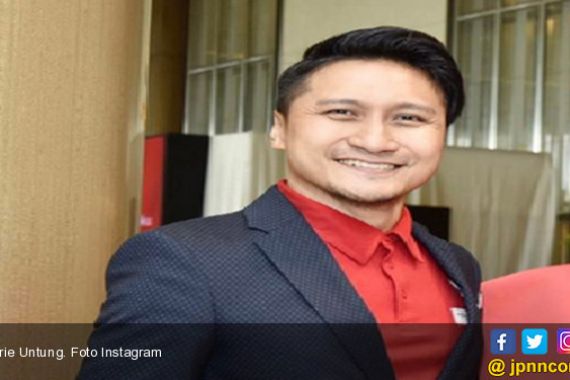 Unggah Foto Bareng Anak, Arie Untung Sukses Bikin Mata Becek - JPNN.COM