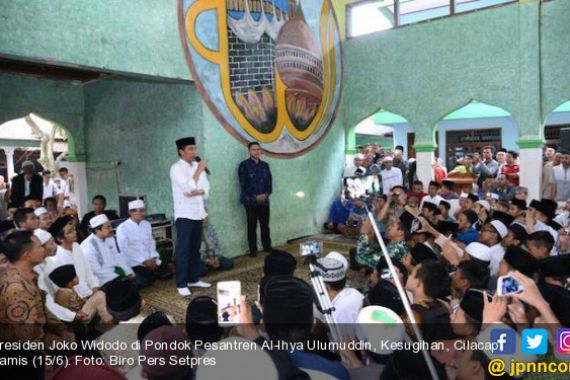 Pak Jokowi Bertakziah di Pondok Kiai Chasbullah - JPNN.COM