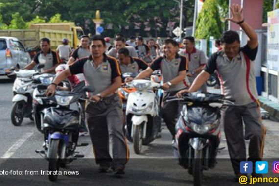 Lihat! Polisi Ganti Olahraga Pagi dengan Dorong 120 Kendaraan - JPNN.COM