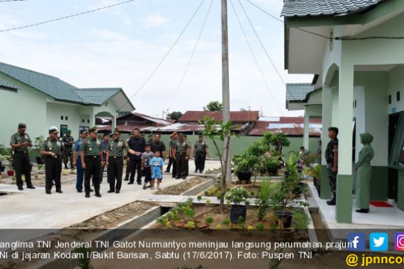 Tinjau Perumahan Prajurit TNI di Medan, Panglima Mendapat Penjelasan Seperti Ini - JPNN.COM