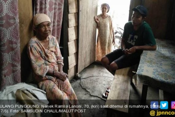 Kisah Nenek Ramlia, Rela Makan Pisang Bakar Demi Biaya Sekolah Cucu - JPNN.COM