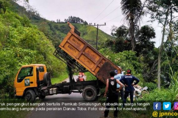 PARAH, Truk Pemerintah Buang Sampah ke Tebing Danau Toba - JPNN.COM