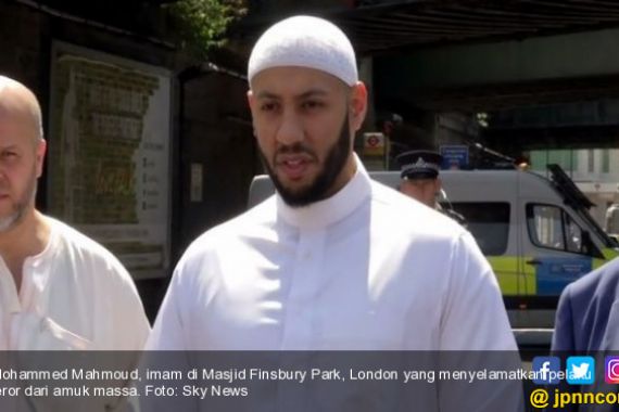 Salut, Imam Masjid di London Selamatkan Peneror dari Amuk Massa - JPNN.COM