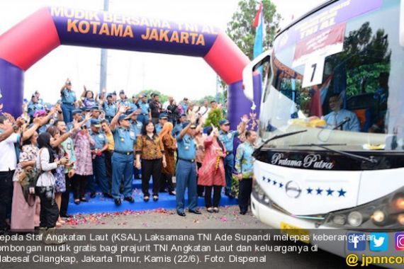 KSAL Berangkatkan 64 Bus Mudik Gratis Bagi Prajurit dan Keluarga TNI AL - JPNN.COM
