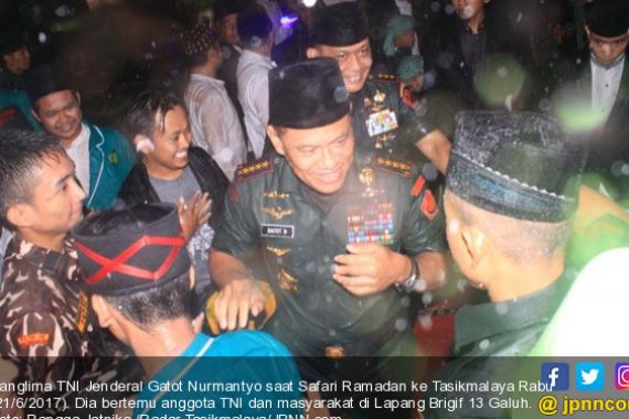 Panglima TNI Salat di Bawah Guyuran Hujan, Takbir! - JPNN.COM