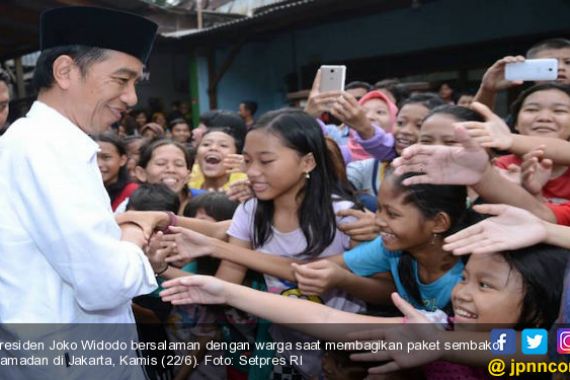 Jokowi Rela Melewati Gang Sempit untuk Pembagian Sembako - JPNN.COM