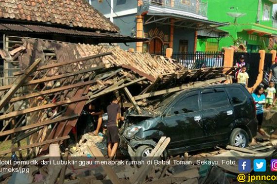 BRAKK… Satu Rumah Ambruk Diseruduk Mobil Pemudik di Muba - JPNN.COM
