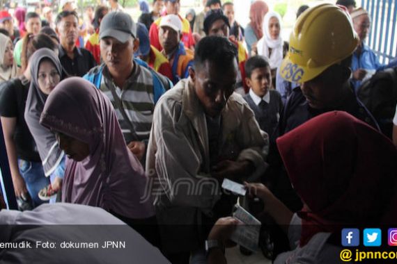 Hamdalah, 5.000 Pemudik Mendarat di Bandara Radin Inten II - JPNN.COM