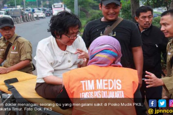 Lihat Nih, Tim Medis Menangani Seorang Ibu di Posko Mudik PKS - JPNN.COM