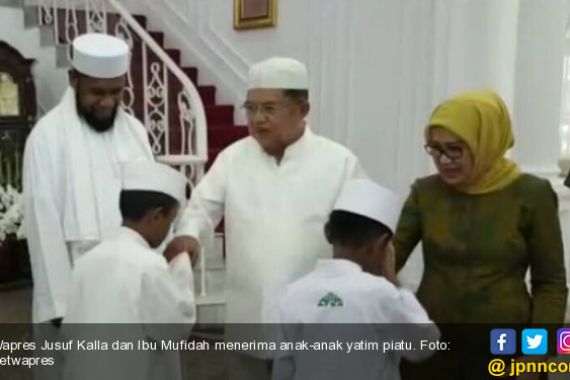 JK dan Bu Mufidah Terima Anak Yatim Asal Papua - JPNN.COM