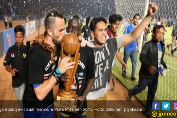 Persib Butuh Striker, Spaso Mendadak Pasang Foto Profil Cium Piala Presiden - JPNN.COM