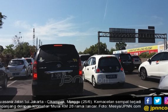 Mulai KM 28, Tol Jakarta-Cikampek Ramai Lancar - JPNN.COM
