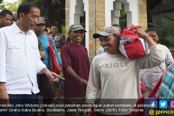 Jokowi Mudik, Warga Solo Kebagian Paket Sembako - JPNN.COM