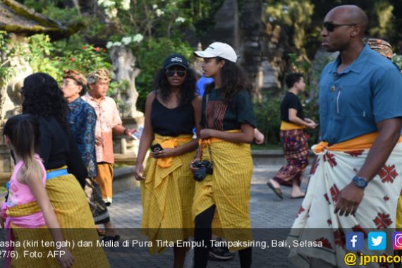 Ketika Dua Putri Obama Pakai Sarung Kuning di Pura Tirta Empul Bali - JPNN.COM