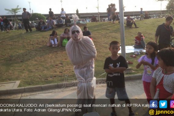 Ada Pocong di RPTRA Kalijodo, Penghasilannya Bisa Rp 1 Juta - JPNN.COM