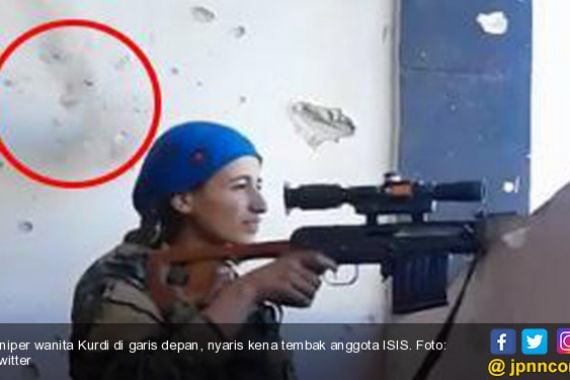 Lihat! Sniper Wanita Tertawa dan Julurkan Lidah saat Kepalanya Nyaris Ditembus Peluru - JPNN.COM