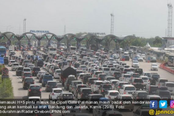 Hujan, Jalan Tol CIkopo-Palimanan KM 136 Arah Jakarta Tergenang Air Hingga 20 Cm - JPNN.COM