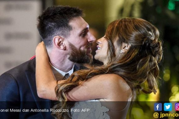 Pernikahan Abad Ini: Oh Mesranya Ciuman Messi buat Kekasihnya Sejak Kecil - JPNN.COM